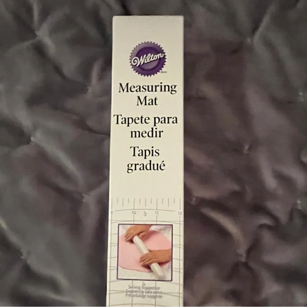 Wilton Fondant or Pizza Measuring Mat Curcle Roll Out Plastuc 23.8 in. x 23.3 in